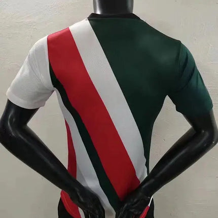 Maglia italia special edition 2022 23 maglia da calcio a maniche corte a righe diagonali rosse bianche e verdi su manichino