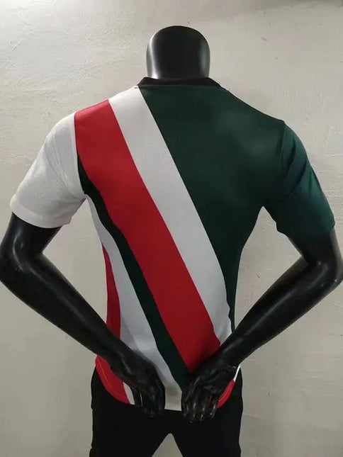 Maglia italia special edition 2022 23 maglia da calcio a maniche corte a righe diagonali rosse bianche e verdi su manichino