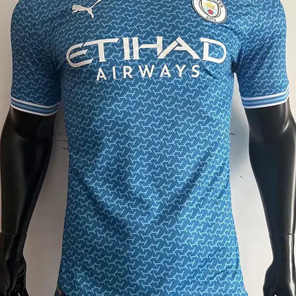 Maglia Manchester City home special edition 2022 23 blu con motivo geometrico e sponsorizzazione Etihad Airways