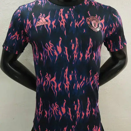 Maglia manchester united pre-match 2022/23 adidas con motivo fiamma rosa vibrante e blu navy per allenamento