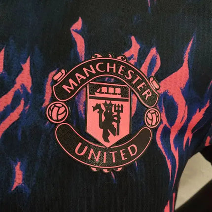 Maglia manchester united pre-match 2022-23 con design a fiamma nero e rosa brillante in tessuto tecnico
