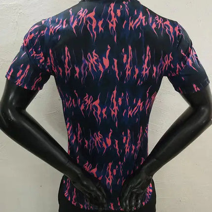 Maglia manchester united pre match 2022 23 a maniche corte in tessuto tecnico stretch con motivo fiamme rosa e blu navy