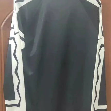 Maglia maniche lunghe colo-colo trasferta 1995 96 in tessuto nero con motivi geometrici bianchi sulle spalle e maniche