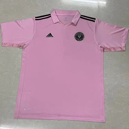 Maglia mls inter miami home 2022 23 adidas da calcio rosa con strisce nere sulle spalle e stemma sulla maglia