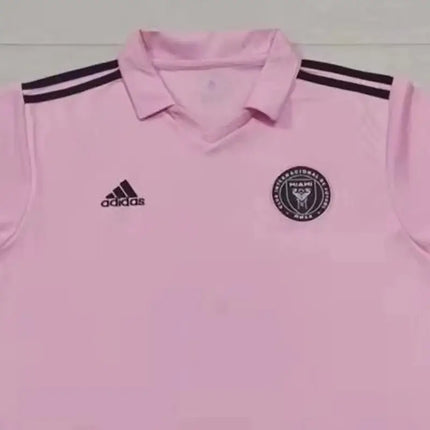 Maglia mls inter miami home 2022 23 polo adidas rosa con strisce nere sulle spalle e stemma miami united fc