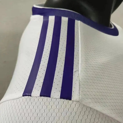 Maglia mls orlando city trasferta 2022 23 bianca con tre strisce viola bold e tessuto mesh traspirante