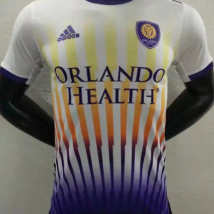 Maglia mls orlando city trasferta 2022 23 bianca e viola con strisce sfumate gialle e arancioni e logo adidas sul petto