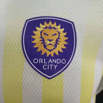 Maglia mls orlando city trasferta 2022 23 con scudo viola e leone oro su tessuto a righe bianche e gialle