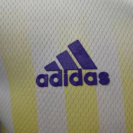 Maglia MLS Orlando City Trasferta 2022/23 con logo adidas viola ricamato su jersey sportivo rigato bianco e giallo