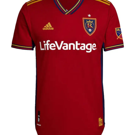 Maglia mls real salt lake home 2022 23 rossa con rifiniture oro e navy logo lifevantage e adidas sul petto