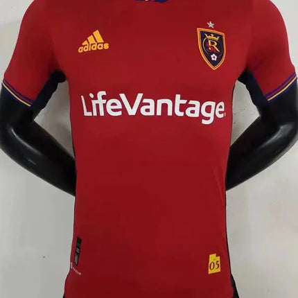 Maglia mls real salt lake home 2022 23 rossa con scritta lifevantage bianca, bordi gialli e blu e logo adidas