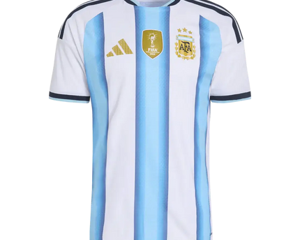 Maglia mondiali argentina home 2026 27 con strisce verticali bianche e celesti logo adidas oro e stemma afa