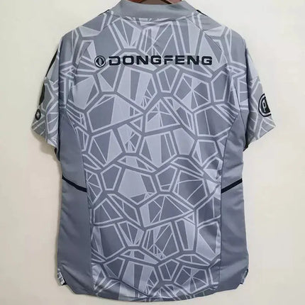 Retro maglia portiere universidad de chile 2022 23 grigia maniche corte con motivo geometrico e branding dongfeng sul retro