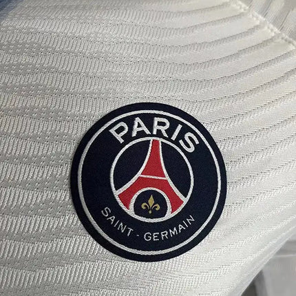 Maglia psg special edition 2022 23 bianca con stemma circolare blu navy dettagli rossi e dorati