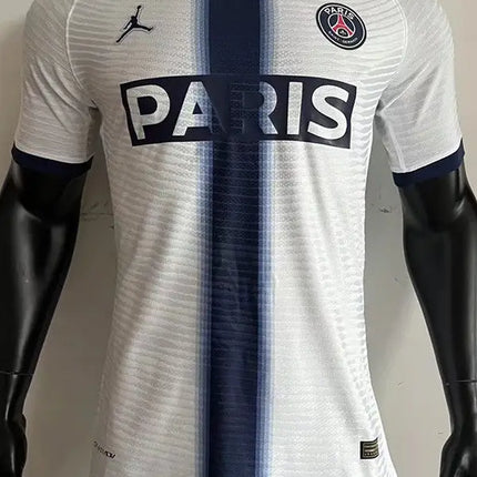 Maglia psg special edition 2022 23 bianca e blu navy in tessuto strutturato con logo jordan e stemma squadra sul petto