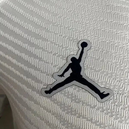 Logo jumpman nero ricamato su tessuto bianco texturizzato maglia psg special edition 2022 23