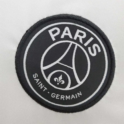 Patch ricamata nera con scritta bianca paris saint-germain e torre eiffel stilizzata maglia psg special edition 2022 23