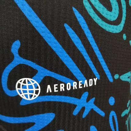 Maglia real madrid allenamento 2022 23 in tessuto nero con grafiche astratte blu e verde e logo aeroready bianco