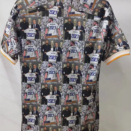 Maglia Real Madrid special edition 2022 23 bianca e nera con motivo giocatori e trofei 2023 champions su manichino