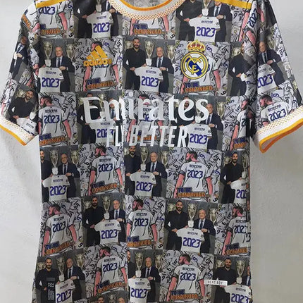Maglia real madrid special edition 2022 23 bianca con motivo ripetuto di giocatori con trofei e stemma del club con rifiniture gialle