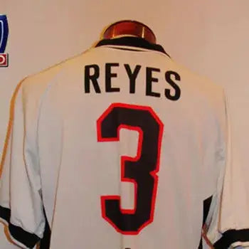 Retro maglia di calcio colo colo home 1997 98 bianca vista posteriore con numero 3 nero e rosso e nome reyes