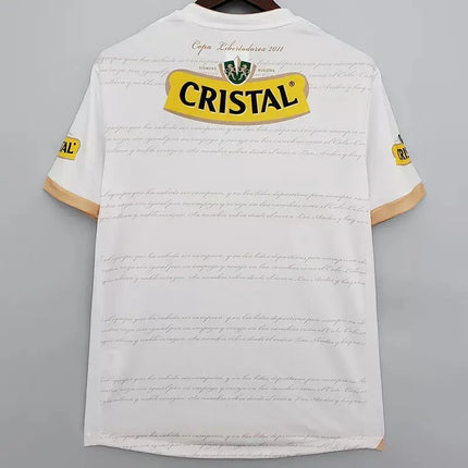 Maglia retro Colo-Colo home 2011 12 bianca con rifiniture oro, logo giallo cristale e scritta grigia sul retro
