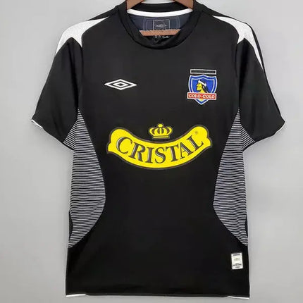 Maglia retro colo-colo trasferta 2006 07 nera umbro con maniche a righe bianche e grigie e logo sponsor cristal giallo