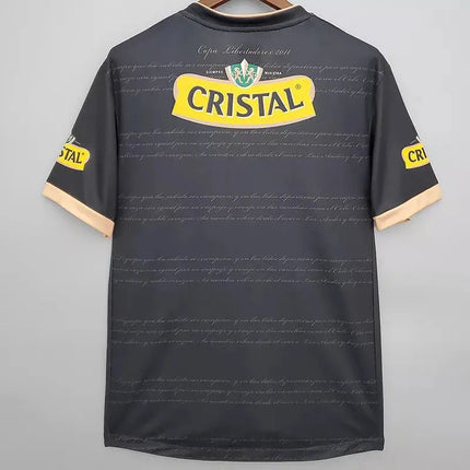 Maglia retro Colo-Colo trasferta 2011/12 vista da dietro con logo giallo cristal, scritte grigie e rifiniture beige