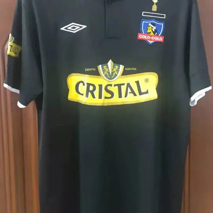 Maglia retro colo-colo trasferta 2013/14 nero con rifiniture rosse logo cristac giallo e stemma club