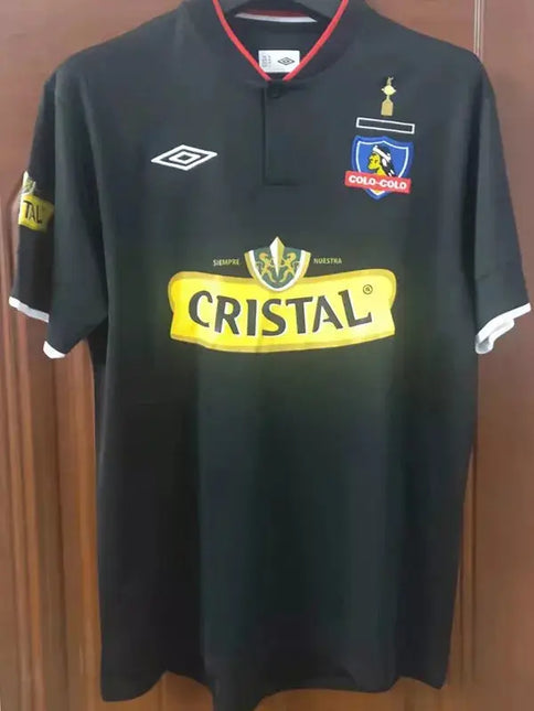 Maglia retro colo-colo trasferta 2013/14 nero con rifiniture rosse logo cristac giallo e stemma club