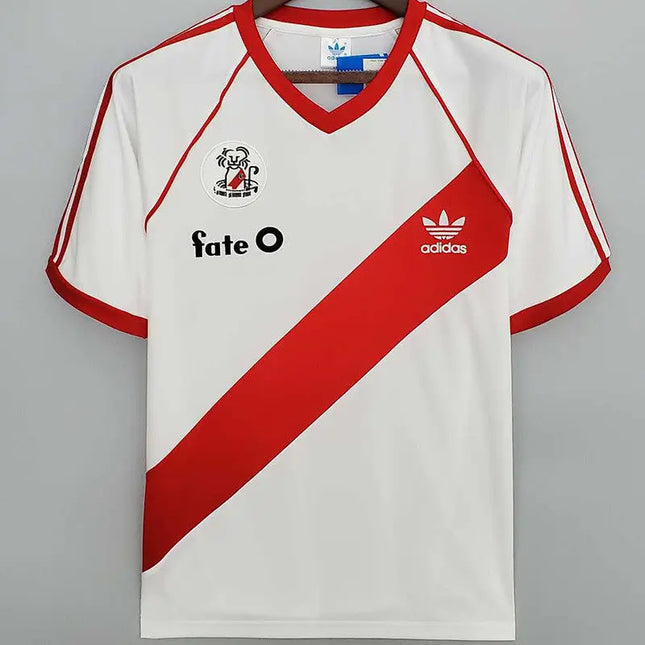 Maglia retro river plate home 1986 87 adidas bianca e rossa con striscia diagonale e logo fate zero sul petto