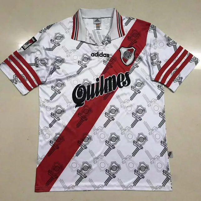 Maglia retro river plate home 1996 97 bianca adidas con fascia diagonale rossa scritta quilmes nera e motivo scudetto ripetuto