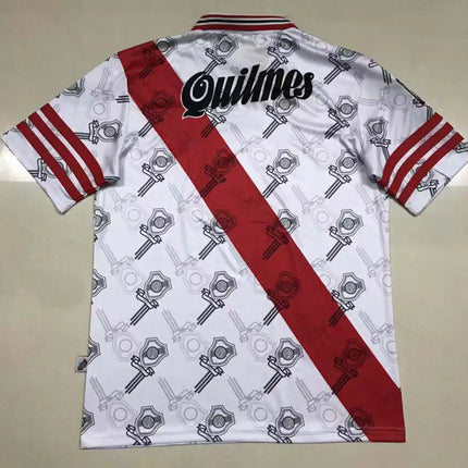 Maglia retro river plate home 1996 97 bianca con banda diagonale rossa e logo quilmes nero con scudo grigio