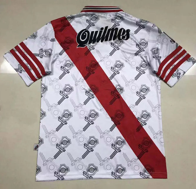 Maglia retro river plate home 1996 97 bianca con banda diagonale rossa e logo quilmes nero con scudo grigio