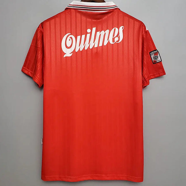Maglia retro river plate trasferta 1995 96 adidas rosso vibrante con scritta bianca quilmes e colletto a righe
