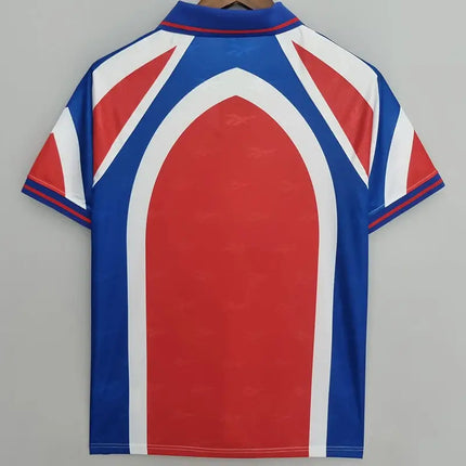 Maglia retro universidad catolica 1998 99 polo in stile retrò rosso bianco e blu con design geometrico audace