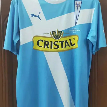 Maglia retro universidad catolica azzurra a righe bianche con logo cristale giallo, puma e stemma squadra 2011 12