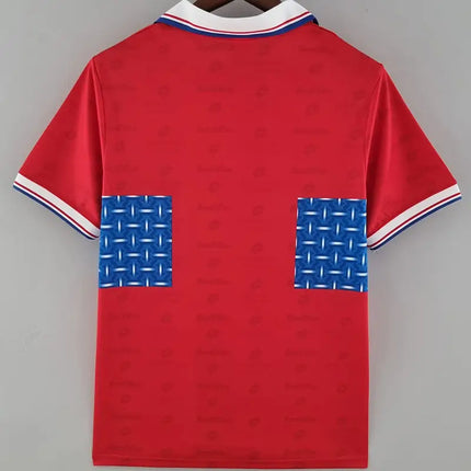 Maglia retro universidad catolica trasferta 1996 97 in rosso con patch blu a rombi e rifiniture bianche e rosse