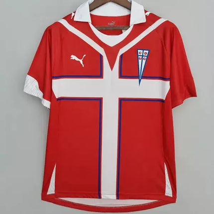 Maglia retro universidad catolica trasferta 2009 10 puma rossa con dettagli bianchi e blu e bandiera danese frontale