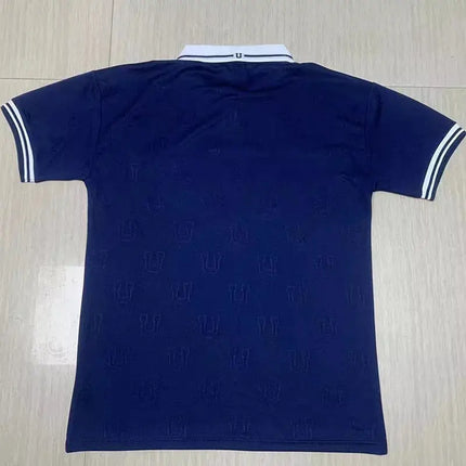 Maglia retro universidad de chile home 1998 99 vista posteriore polo blu navy con bordi bianchi e motivo u ripetuto
