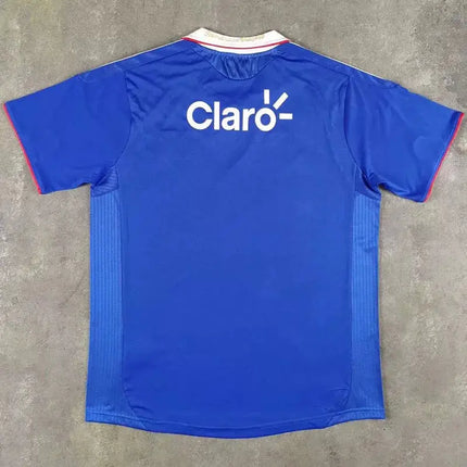 Maglia retro universidad de chile home 2011 12 in blu reale con logo claro bianco e rifiniture rosse su maniche colletto e pannelli laterali