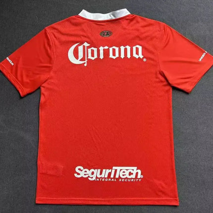 Maglia toluca home 2022 23 rossa a maniche corte con logo corona bianco sulla schiena e sponsor seguritech