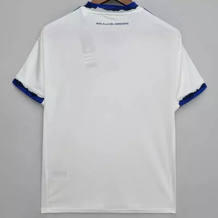 Maglia universidad de chile home 2022 23 bianca con rifiniture blu e logo adidas sottile sul collo