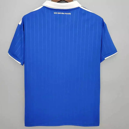 Maglia Universidad de Chile home 2022 23 con colore blu reale, righe bianche sottili e frase más que una pasión al collo