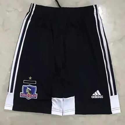 Pantaloncini adidas neri con bande laterali bianche e stemma colo-colo sulla gamba sinistra 2022/23