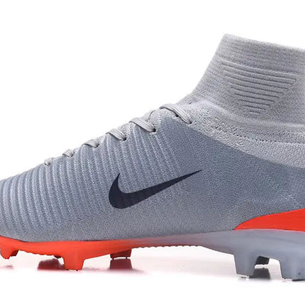 Scarpe da calcio nike mercurial superfly v replica grigie con swoosh nero e dettagli arancioni vibranti su tallone e suola