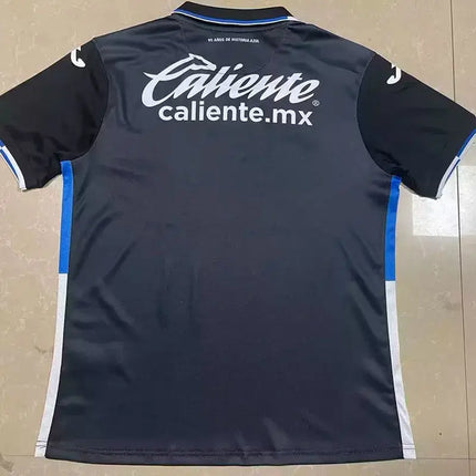 Terza maglia cruz azul 2022 23 vista posteriore in jersey nero con dettagli blu e bianchi e logo caliente bianco